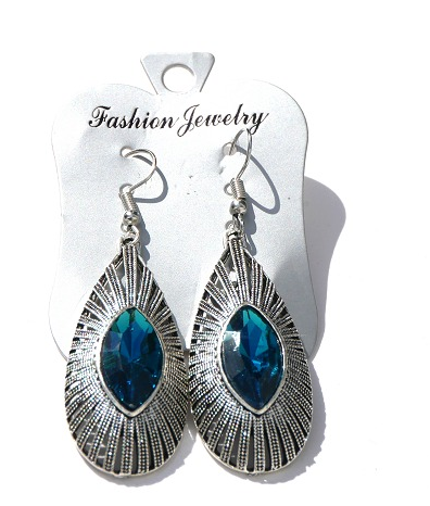 Boucles d'oreilles pendantes en métal argenté ciselé serties de pierres bleu clair