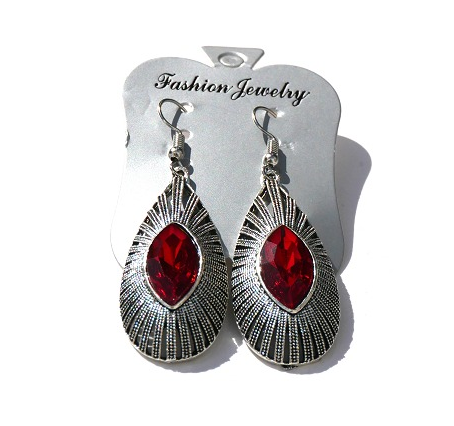 Boucles d'oreilles pendantes en métal argenté ciselé serties de pierres rouge