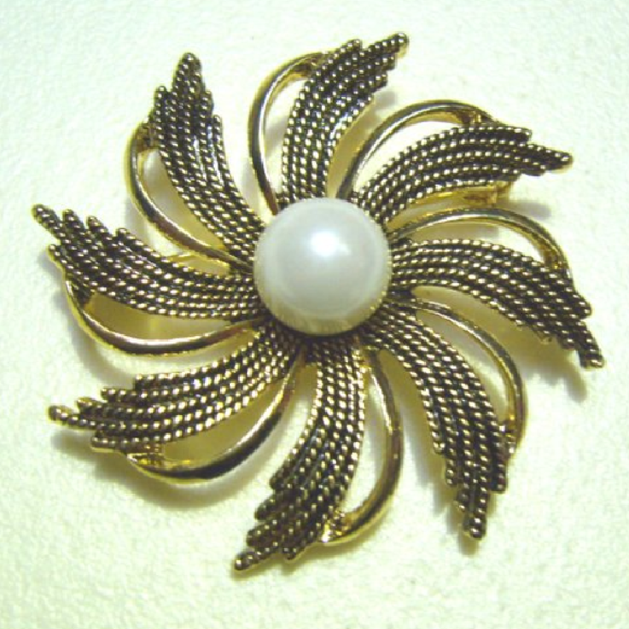 Broche Fleur Dorée